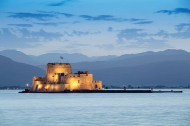 Geceleri Nafplio 'daki Bourtzi su kalesi. Nafplio Yunanistan 'ın Moreloponnese yarımadasında bir liman kentidir..