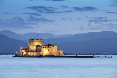 Geceleri Nafplio 'daki Bourtzi su kalesi. Nafplio Yunanistan 'ın Moreloponnese yarımadasında bir liman kentidir..