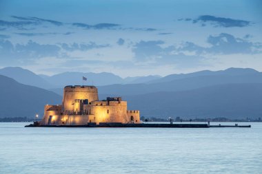 Geceleri Nafplio 'daki Bourtzi su kalesi. Nafplio Yunanistan 'ın Moreloponnese yarımadasında bir liman kentidir..