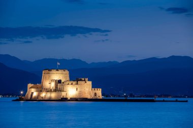 Geceleri Nafplio 'daki Bourtzi su kalesi. Nafplio Yunanistan 'ın Moreloponnese yarımadasında bir liman kentidir..