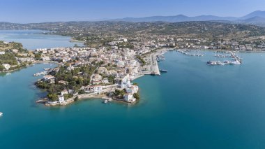 Yunanistan 'ın Mora yarımadasının doğu kıyısında lüks bir deniz kenarı olan Porto Cheli' nin havadan görünüşü