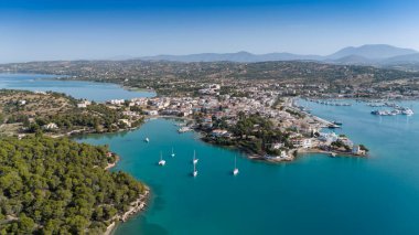 Yunanistan 'ın Mora yarımadasının doğu kıyısında lüks bir deniz kenarı olan Porto Cheli' nin havadan görünüşü