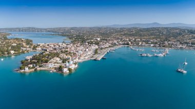 Yunanistan 'ın Mora yarımadasının doğu kıyısında lüks bir deniz kenarı olan Porto Cheli' nin havadan görünüşü