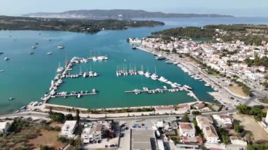 Yunanistan 'ın Mora yarımadasının doğu kıyısında lüks bir deniz kenarı olan Porto Cheli' nin havadan görünüşü