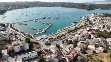 Yunanistan 'ın Mora yarımadasının doğu kıyısında lüks bir deniz kenarı olan Porto Cheli' nin havadan görünüşü