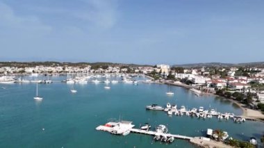 Yunanistan 'ın Mora yarımadasının doğu kıyısında lüks bir deniz kenarı olan Porto Cheli' nin havadan görünüşü