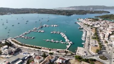 Yunanistan 'ın Mora yarımadasının doğu kıyısında lüks bir deniz kenarı olan Porto Cheli' nin havadan görünüşü