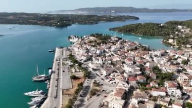 Yunanistan 'ın Mora yarımadasının doğu kıyısında lüks bir deniz kenarı olan Porto Cheli' nin havadan görünüşü