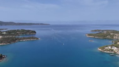 Yunanistan 'ın Mora yarımadasının doğu kıyısında lüks bir deniz kenarı olan Porto Cheli' nin havadan görünüşü