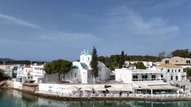 Yunanistan 'ın Mora yarımadasının doğu kıyısında lüks bir deniz kenarı olan Porto Cheli' nin havadan görünüşü