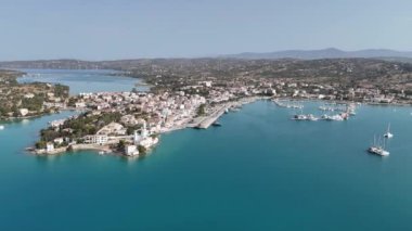 Yunanistan 'ın Mora yarımadasının doğu kıyısında lüks bir deniz kenarı olan Porto Cheli' nin havadan görünüşü