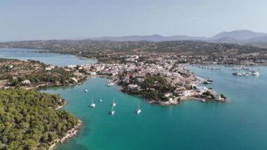 Yunanistan 'ın Mora yarımadasının doğu kıyısında lüks bir deniz kenarı olan Porto Cheli' nin havadan görünüşü