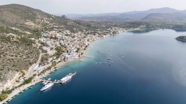 Ünlü sahil köyünün insansız hava aracı fotoğrafı küçük liman ve uzun kumlu Tolo plajı deniz, Argolida, Moreloponnese, Yunanistan tarafından inşa edilmiş oteller ve tatil beldeleri ile