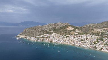 Ünlü sahil köyünün insansız hava aracı fotoğrafı küçük liman ve uzun kumlu Tolo plajı deniz, Argolida, Moreloponnese, Yunanistan tarafından inşa edilmiş oteller ve tatil beldeleri ile