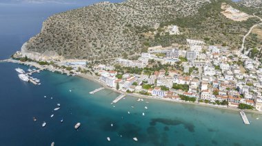 Ünlü sahil köyünün insansız hava aracı fotoğrafı küçük liman ve uzun kumlu Tolo plajı deniz, Argolida, Moreloponnese, Yunanistan tarafından inşa edilmiş oteller ve tatil beldeleri ile