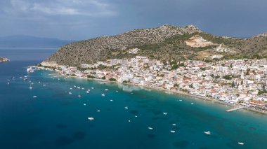 Ünlü sahil köyünün insansız hava aracı fotoğrafı küçük liman ve uzun kumlu Tolo plajı deniz, Argolida, Moreloponnese, Yunanistan tarafından inşa edilmiş oteller ve tatil beldeleri ile