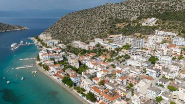 Ünlü sahil köyünün insansız hava aracı fotoğrafı küçük liman ve uzun kumlu Tolo plajı deniz, Argolida, Moreloponnese, Yunanistan tarafından inşa edilmiş oteller ve tatil beldeleri ile