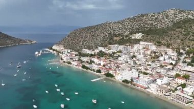 Ünlü sahil köyü, küçük liman ve uzun kumlu Tolo sahillerinin deniz, Argolida, Moreloponnese, Yunanistan tarafından inşa edilmiş otelleri ve tatil beldeleri olan insansız hava aracı videosu.