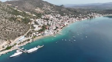 Ünlü sahil köyü, küçük liman ve uzun kumlu Tolo sahillerinin deniz, Argolida, Moreloponnese, Yunanistan tarafından inşa edilmiş otelleri ve tatil beldeleri olan insansız hava aracı videosu.