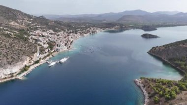 Ünlü sahil köyü, küçük liman ve uzun kumlu Tolo sahillerinin deniz, Argolida, Moreloponnese, Yunanistan tarafından inşa edilmiş otelleri ve tatil beldeleri olan insansız hava aracı videosu.