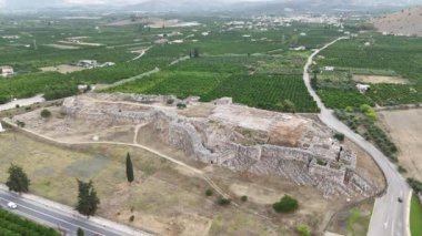 Argolis, Peloponnese 'deki Miken arkeolojik alanı olan Tiryns' in antik akropolünün kalıntıları ve efsanevi kahraman Herkül 'ün 12 çalışmasını gerçekleştirdiği yer, Yunanistan.