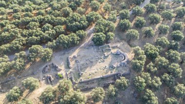 Taygetus dağları ve antik kalıntıları Yunanistan 'ın Mora kentinde bulunan Sparta kentinin havadan panoramik manzarası