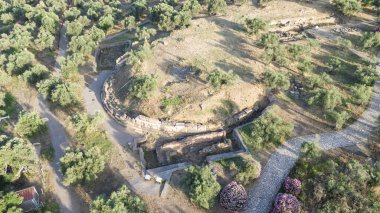 Taygetus dağları ve antik kalıntıları Yunanistan 'ın Mora kentinde bulunan Sparta kentinin havadan panoramik manzarası