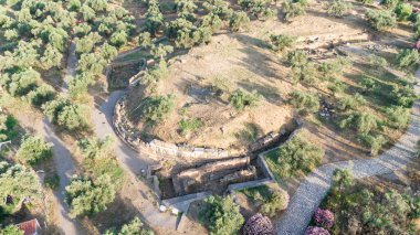 Taygetus dağları ve antik kalıntıları Yunanistan 'ın Mora kentinde bulunan Sparta kentinin havadan panoramik manzarası