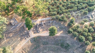 Taygetus dağları ve antik kalıntıları Yunanistan 'ın Mora kentinde bulunan Sparta kentinin havadan panoramik manzarası