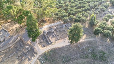 Taygetus dağları ve antik kalıntıları Yunanistan 'ın Mora kentinde bulunan Sparta kentinin havadan panoramik manzarası