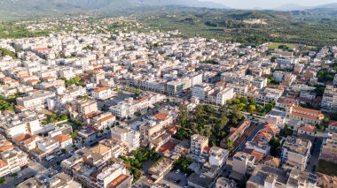 Taygetus dağları ve antik kalıntıları Yunanistan 'ın Mora kentinde bulunan Sparta kentinin havadan panoramik manzarası