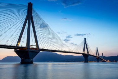 Yunanistan 'daki Rio-Antirio köprüsünün Charilaos Trikoupis hava manzarası