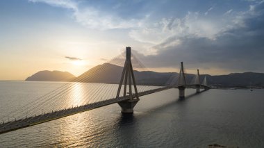 Yunanistan 'daki Rio-Antirio köprüsünün Charilaos Trikoupis hava manzarası