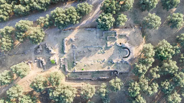 Taygetus dağları ve antik kalıntıları Yunanistan 'ın Mora kentinde bulunan Sparta kentinin havadan panoramik manzarası