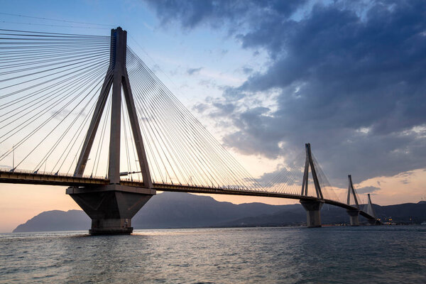 Вид с воздуха на мост Харилаос Трикупис Рио-Антирио в Греции