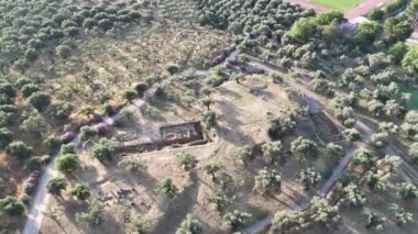 Taygetus dağları ve antik kalıntıları Yunanistan 'ın Mora kentinde bulunan Sparta kentinin havadan panoramik manzarası