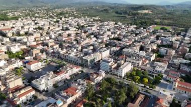 Taygetus dağları ve antik kalıntıları Yunanistan 'ın Mora kentinde bulunan Sparta kentinin havadan panoramik manzarası