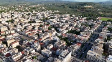 Taygetus dağları ve antik kalıntıları Yunanistan 'ın Mora kentinde bulunan Sparta kentinin havadan panoramik manzarası