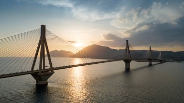 Yunanistan 'daki Rio-Antirio köprüsünün Charilaos Trikoupis hava manzarası