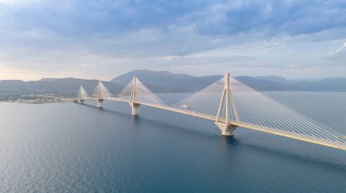 Yunanistan 'daki Rio-Antirio köprüsünün Charilaos Trikoupis hava manzarası