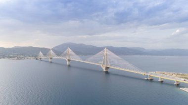 Yunanistan 'daki Rio-Antirio köprüsünün Charilaos Trikoupis hava manzarası