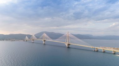 Yunanistan 'daki Rio-Antirio köprüsünün Charilaos Trikoupis hava manzarası