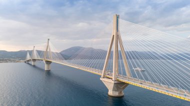 Yunanistan 'daki Rio-Antirio köprüsünün Charilaos Trikoupis hava manzarası
