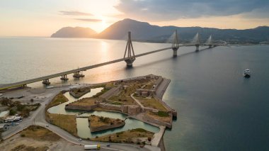 Yunanistan 'daki Rio-Antirio köprüsünün Charilaos Trikoupis hava manzarası