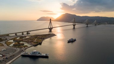 Yunanistan 'daki Rio-Antirio köprüsünün Charilaos Trikoupis hava manzarası