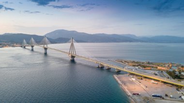 Yunanistan 'daki Rio-Antirio köprüsünün Charilaos Trikoupis hava manzarası