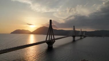 Yunanistan 'daki Rio-Antirio köprüsünün Charilaos Trikoupis hava manzarası