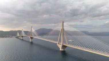 Yunanistan 'daki Rio-Antirio köprüsünün Charilaos Trikoupis hava manzarası
