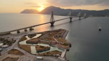 Yunanistan 'daki Rio-Antirio köprüsünün Charilaos Trikoupis hava manzarası