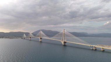 Yunanistan 'daki Rio-Antirio köprüsünün Charilaos Trikoupis hava manzarası